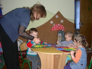 Методист Марія Тарчиньська виконує з дітками ясельної групи вправи, які розвивають дрібну моторику рук